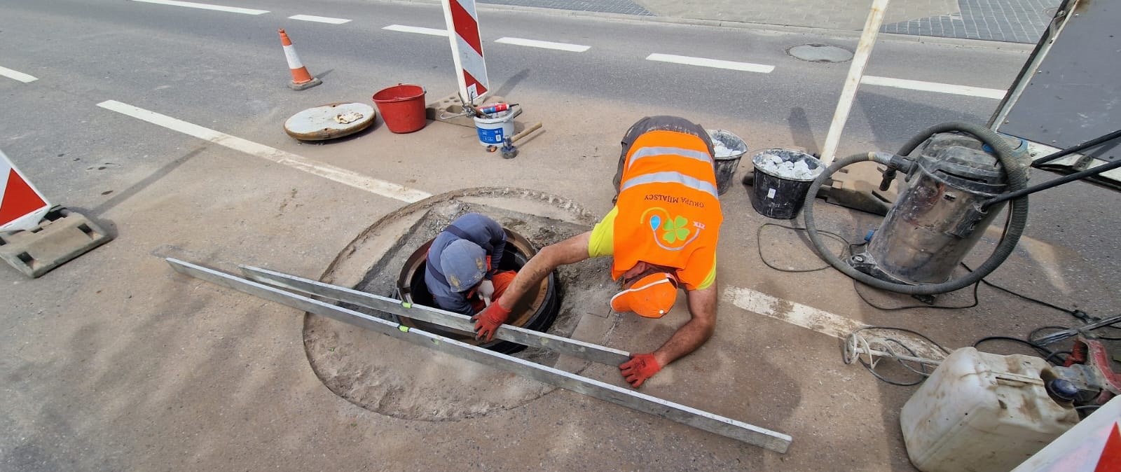Regulacja studzienki kanalizacyjnej i włazu we Wrocławiu
